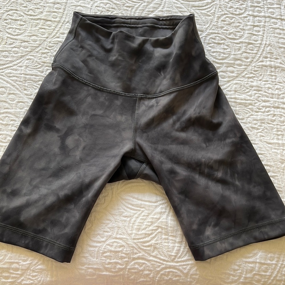 Size 4 slim Lululemon 8inch biker shorts. Compression waist band . Worn once!